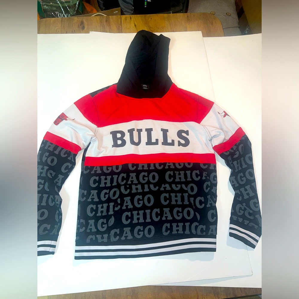 Older Chicago Bulls Hoodie Medium Men’s Pullover Hooded Sweatshirt  NBA Tag